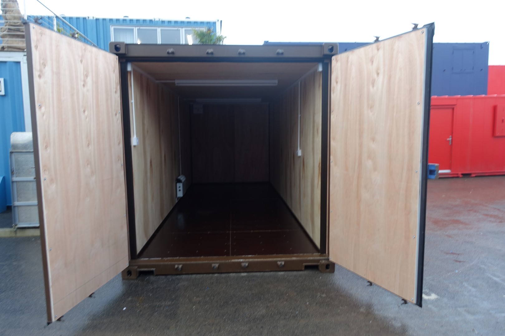 inside of an insulated shipping container